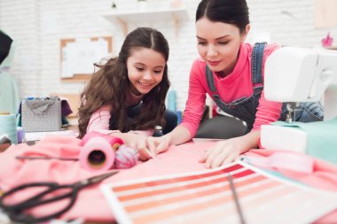 Anne ve kızı Dikiş Atölyesi giysilerle dikmek