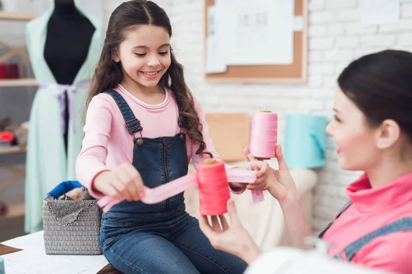 Mamá Hija Trabajan Juntas Taller Costura Celebración Cintas — Foto de Stock