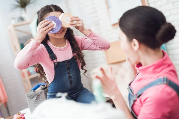 Mamá Hija Trabajan Juntas Taller Costura Mientras Niña Sostiene Cintas — Foto de Stock