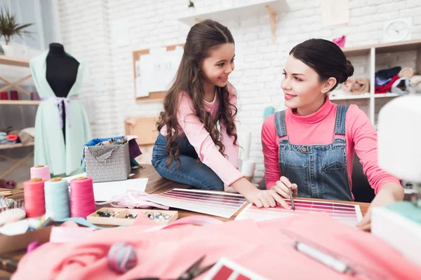 Woman Girl Choosing Patterns Color While Working Sewing Workshop — Stock Photo, Image