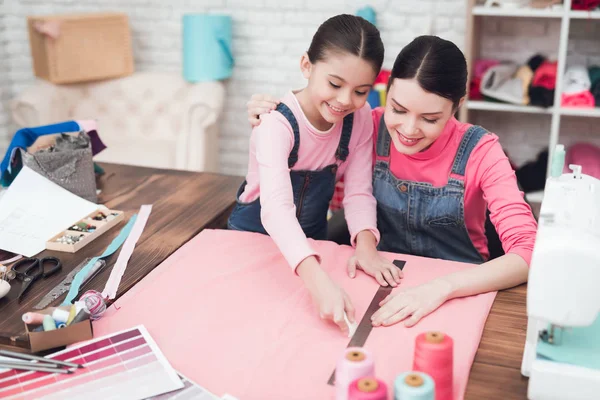 Mutter Und Tochter Nähen Kleidung Nähwerkstatt — Stockfoto