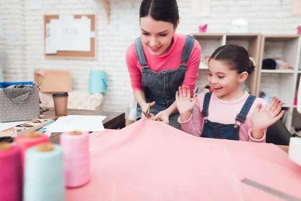 Mutter Und Tochter Arbeiten Nähwerkstatt Frau Schneidet Kleidungsstück Aus Stoff — Stockfoto