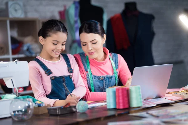 Erwachsene Frau Und Kleines Mädchen Wählen Gemeinsam Farbe Für Kleidung — Stockfoto