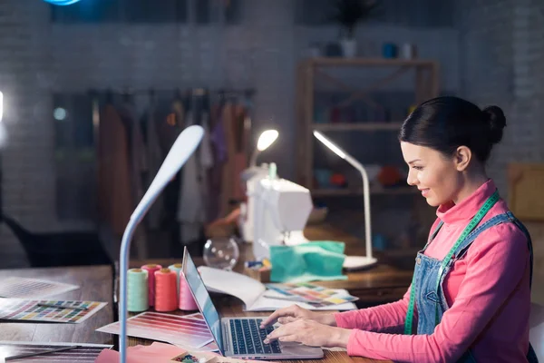 Erwachsene Frau Tippt Auf Laptop Während Sie Nähstudio Arbeitet — Stockfoto