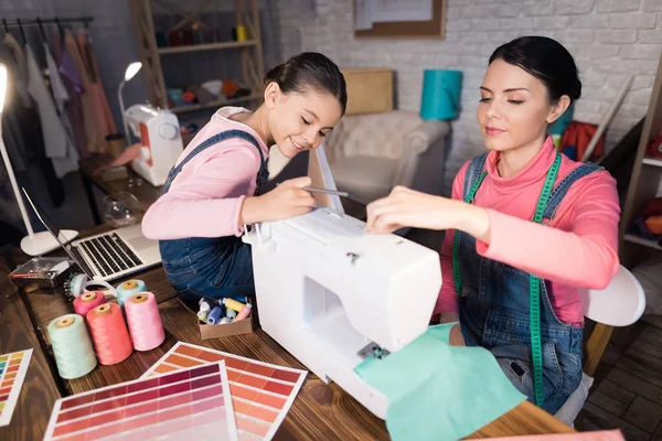 Maman Fille Travaillent Ensemble Créent Des Vêtements Dans Atelier Couture — Photo