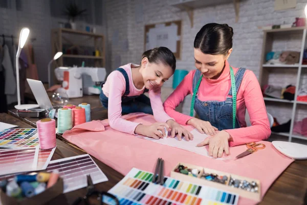 Mutter Und Tochter Arbeiten Zusammen Und Fertigen Kleidung Nähwerkstatt — Stockfoto