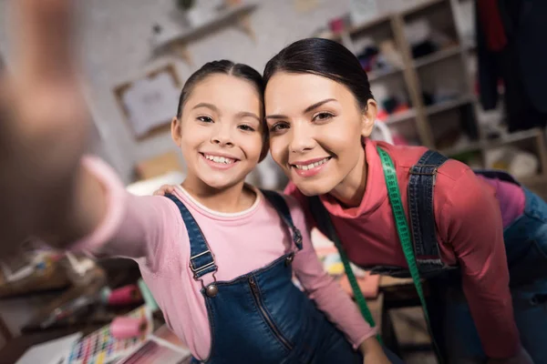 Anya Lánya Így Selfie Smartphone Miközben Dolgoznak Együtt Varró Műhely — Stock Fotó