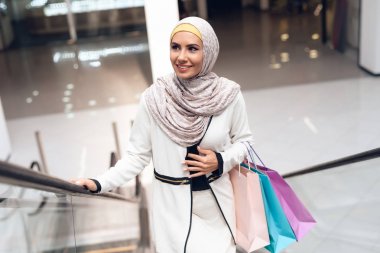 Arap kadın alışveriş merkezi alışveriş torbaları ile yürüyüş 