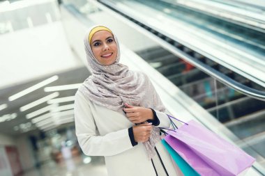 Arap kadın alışveriş merkezi alışveriş torbaları ile yürüyüş 