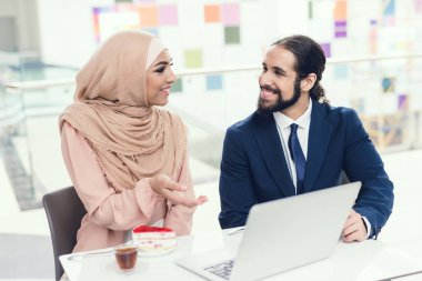 masada oturan ve sonra alışveriş dizüstü bilgisayar kullanarak kadın adamla