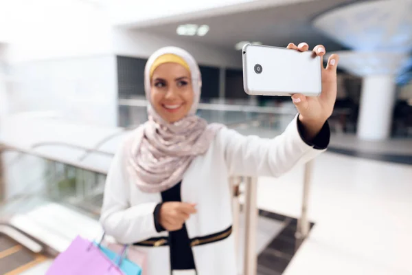 Araberin Läuft Mit Einkaufstüten Durch Einkaufszentrum Und Macht Selfie Mit — Stockfoto