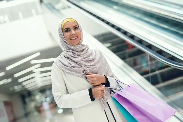 Araberin Läuft Mit Einkaufstüten Einkaufszentrum — Stockfoto