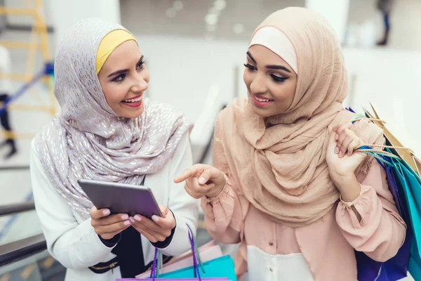 在购物中心购物后使用平板电脑的阿拉伯妇女 — 图库照片