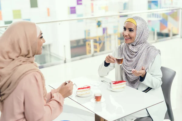 Arabische Vrouwen Zitten Koffie Drinken Het Winkelen Winkelcentrum — Stockfoto
