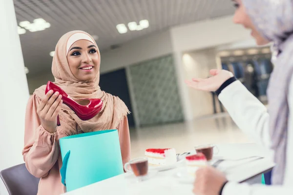 Arabische Frauen Auf Der Suche Nach Neuen Schuhen Einkaufszentrum — Stockfoto