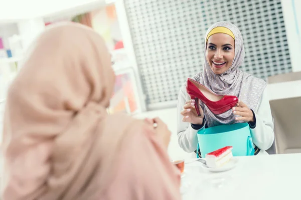 Arabische Vrouwen Zoek Nieuwe Schoen Winkelcentrum — Stockfoto