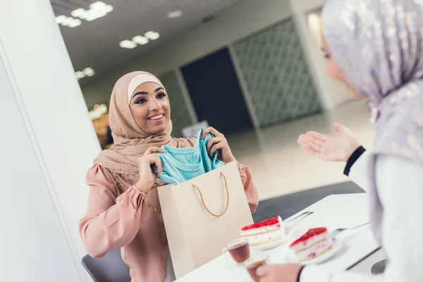 Arabische Frauen Auf Der Suche Nach Neuen Kleidern Einkaufszentrum — Stockfoto