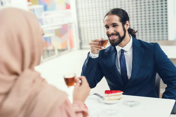 Чоловік Жінкою Сидить Столом Чай Після Покупки — стокове фото