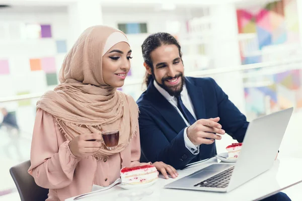 Man Met Vrouw Zittend Aan Tafel Met Behulp Van Laptop — Stockfoto