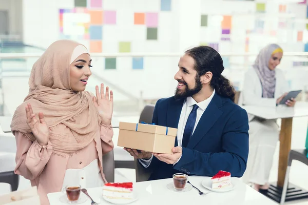 Araber Beschenkt Frau Nach Dem Einkauf — Stockfoto