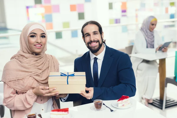 Araber Beschenkt Frau Nach Dem Einkauf — Stockfoto