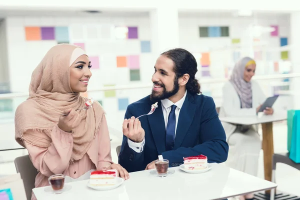 Araberin Isst Nach Einkauf Einkaufszentrum Dessert Mit Mann — Stockfoto
