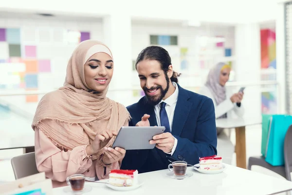 Arabische Frauen Und Männer Einkaufszentrum Mit Tablet — Stockfoto