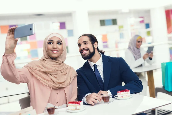 Arabische Vrouw Nemen Selfie Met Man Het Winkelen Winkelcentrum — Stockfoto