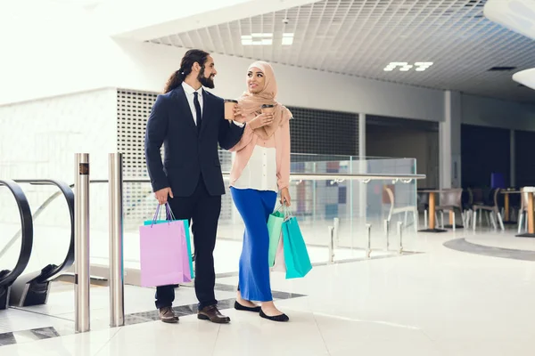 Arab Man Woman Walking Shopping Mall — Stock Photo, Image