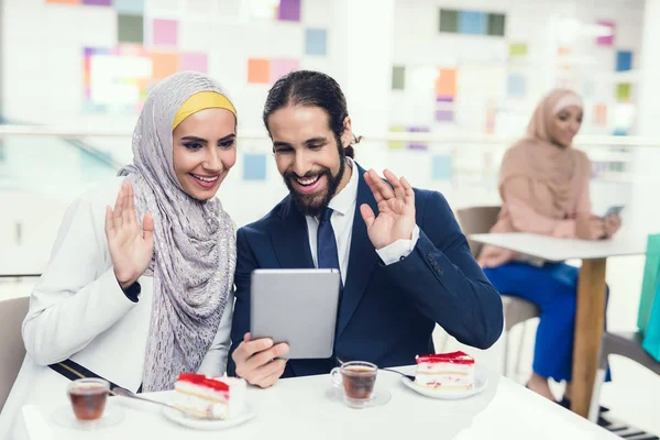 Las Mujeres Árabes Hombre Centro Comercial Utilizando Tableta — Foto de Stock