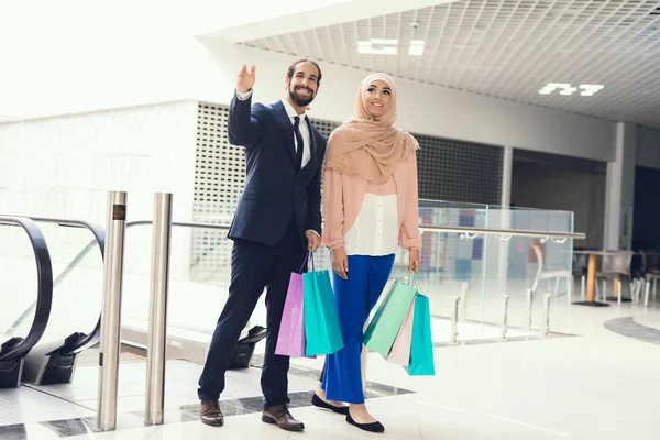 Arabische Man Vrouw Lopen Bij Winkelcentrum — Stockfoto