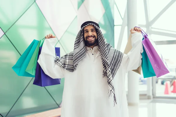Arabische Man Met Boodschappentassen Winkelcentrum — Stockfoto