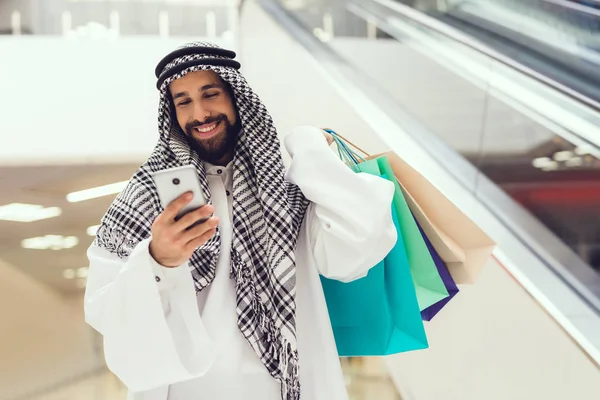 Araber Mit Einkaufstaschen Und Smartphone Einkaufszentrum — Stockfoto