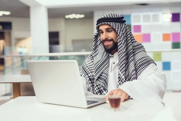Arab Man Sitting Table Working Laptop — Stock Photo, Image