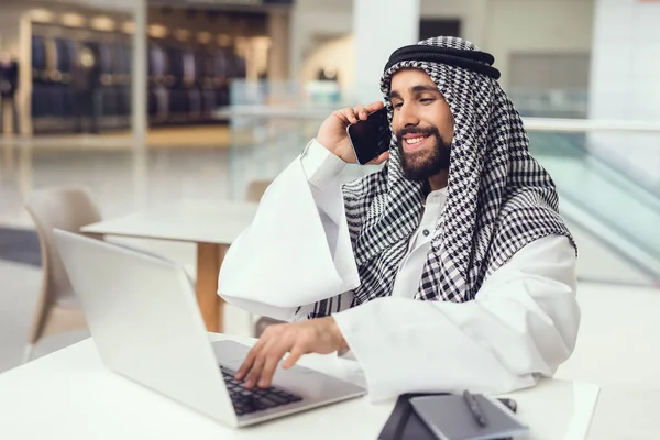 Arabische Man Met Smartphone Laptop Zitten Aan Tafel — Stockfoto