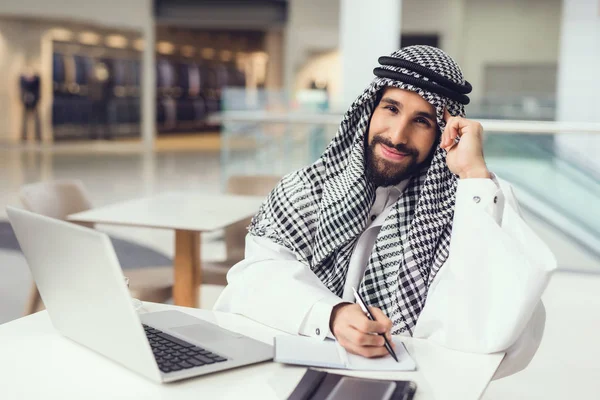 Arabische Man Aan Tafel Zit Het Maken Van Notities Laptop — Stockfoto