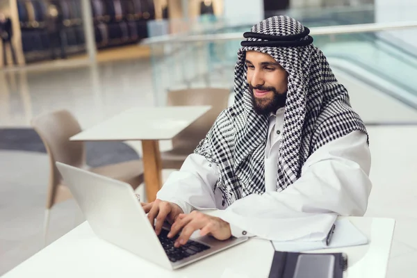 Araber Tippt Auf Tastatur Seines Laptops — Stockfoto