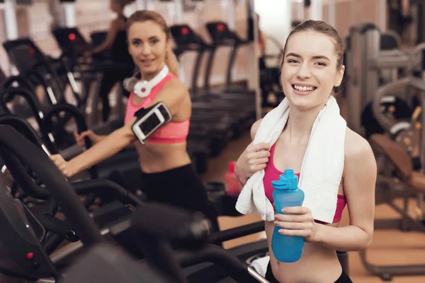 Mother Daughter Sportswear Drinking Water Treadmills Gym — Stock Photo, Image
