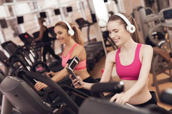 Madre Hija Con Auriculares Ropa Deportiva Corriendo Cinta Correr Gimnasio —  Fotos de Stock