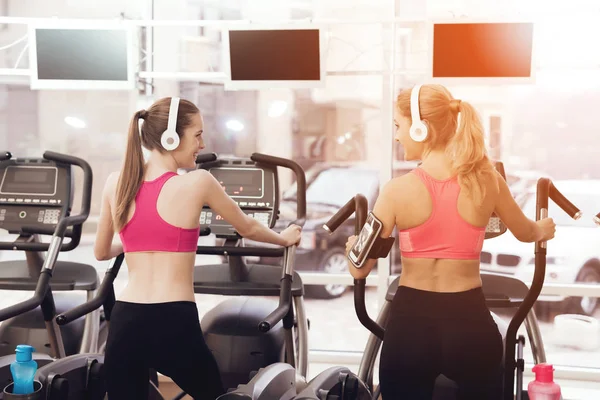 Mujeres Ropa Deportiva Corriendo Cinta Correr Gimnasio — Foto de Stock