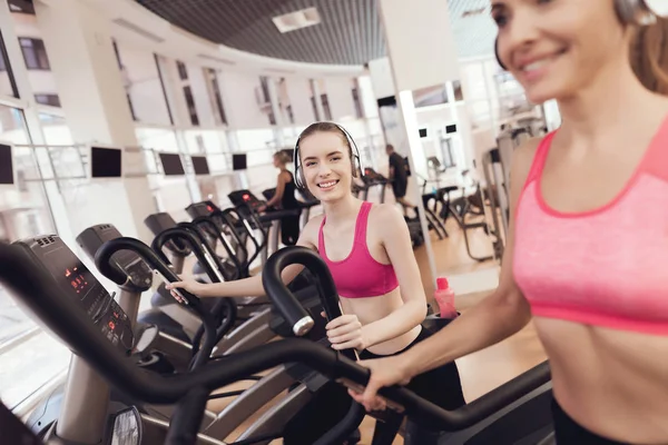 Madre Hija Con Auriculares Ropa Deportiva Corriendo Cintas Correr Gimnasio — Foto de Stock