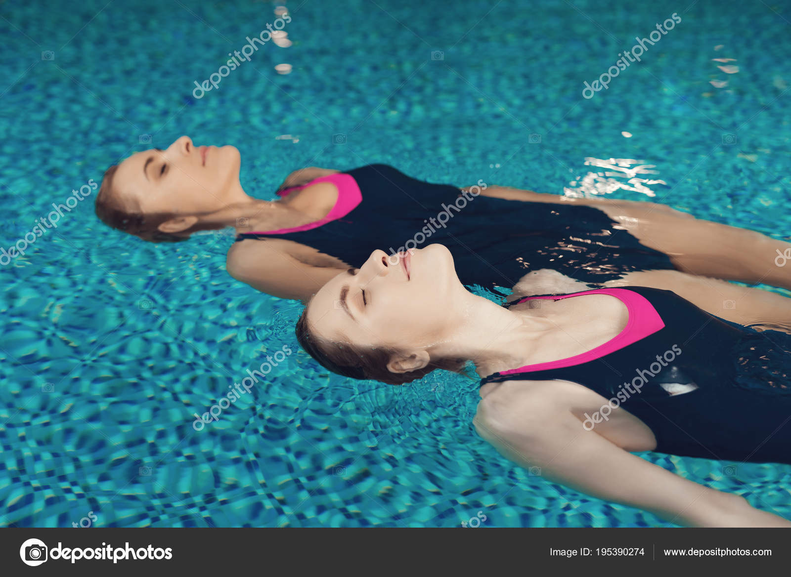 ジムのプールで泳ぐ水着で母と娘 — ストック写真 © Freeograph 195390274