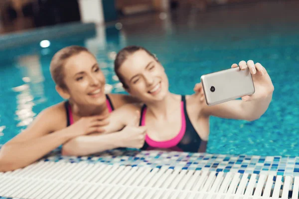 Mutter Und Tochter Badeanzügen Beckenrand Machen Selfie Fitnessstudio — Stockfoto