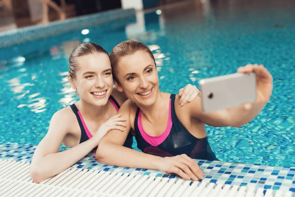 Mutter Und Tochter Badeanzügen Beckenrand Machen Selfie Fitnessstudio — Stockfoto