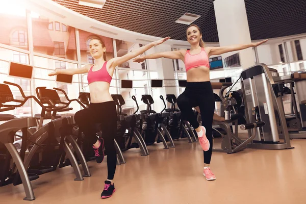 运动中的妇女在健身房做有氧运动 — 图库照片