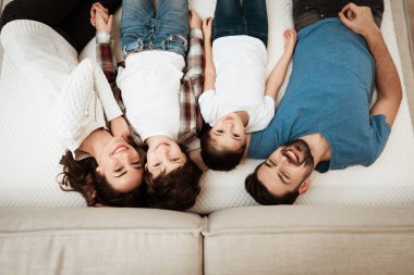Aile Ortopedik yatak yumuşaklığını kontrol ve mobilya mağazası yatakta yatan