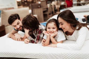 Aile Ortopedik yatak yumuşaklığını kontrol ve mobilya mağazası yatakta yatan