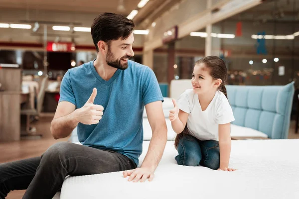 Skäggiga Far Med Dotter Sitter Madrassen — Stockfoto