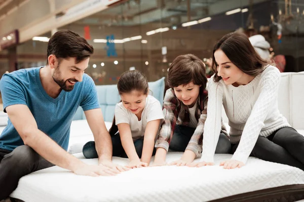 Familj Testar Ortopedisk Madrass Butik Möbler — Stockfoto