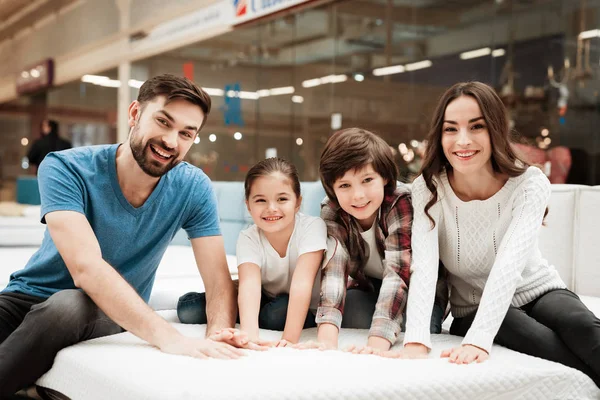 Familie Testet Orthopädische Matratze Möbelhaus — Stockfoto